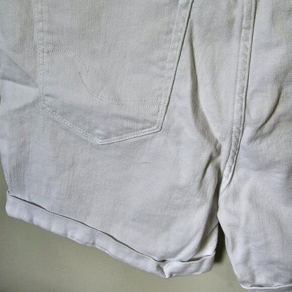 EUC WHITE SIGNATURE LEVIS STRAUSS MID RISE SHORTS SIZE 12 / 31W - Picture 2 of 14